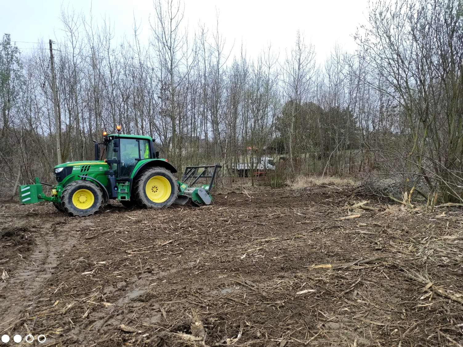 Ciągnik John Deere podczas karczowania