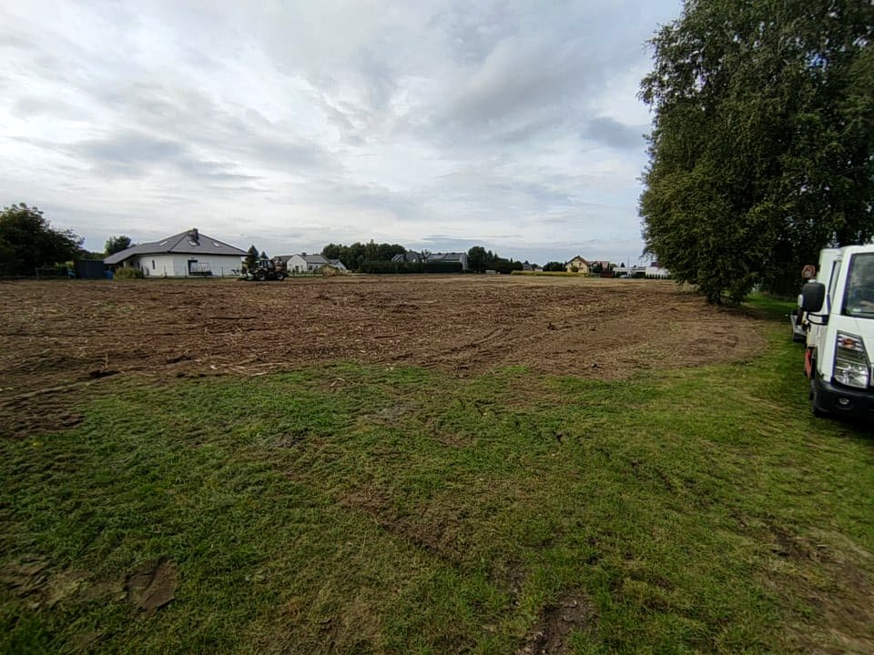 Realizacja Grass-Dan, wyrównany teren po karczowaniu